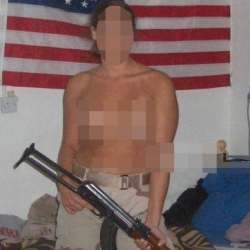 Cewek Bugil Bersenjata Tebar Ancaman di Internet